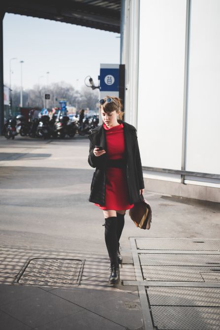 Czerwona sukienka i zakolanówki – stylizacja do biura
