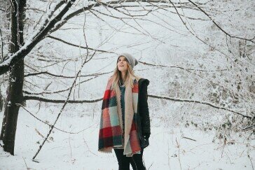 Zimowe trendy w modzie: Legginsy i rajstopy jako podstawa stroju