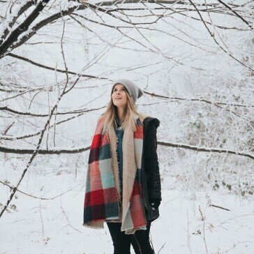 Zimowe trendy w modzie: Legginsy i rajstopy jako podstawa stroju