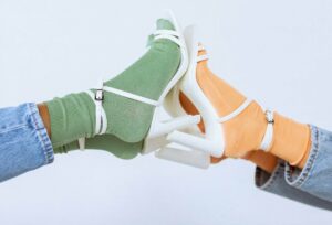 Jakie buty pasują do kolorowych skarpetek