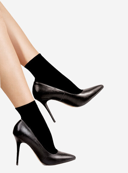 Stylowe połączenie skarpetek z eleganckimi butami na obcasie