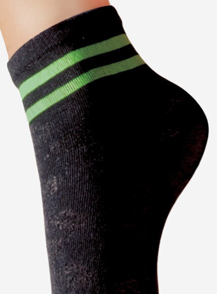 Czarne skarpetki z paskami w górnej części