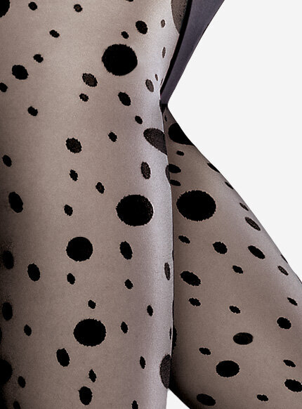 Eleganckie cieliste rajstopy z wyrazistym wzorem w kropki