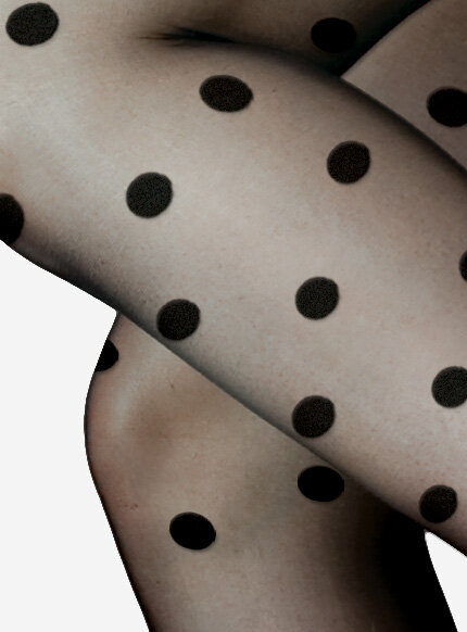 Czarne rajstopy ozdobione delikatnym deseniem kropek