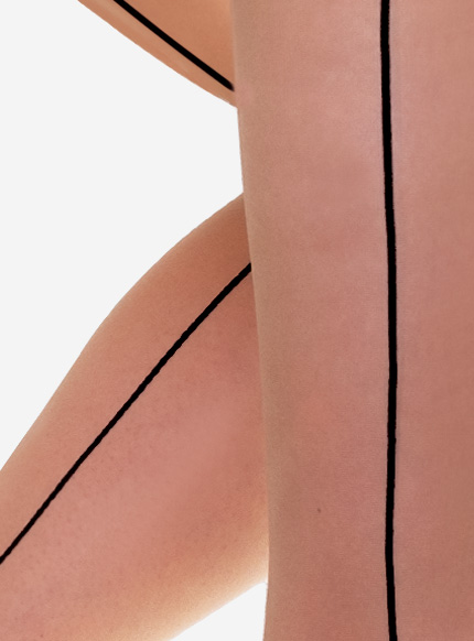 Cieliste rajstopy z czarnymi paskami