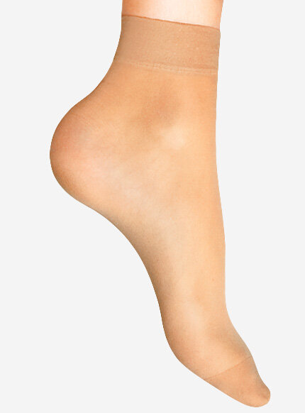 Przezroczyste skarpetki w odcieniu cielistym na stopach