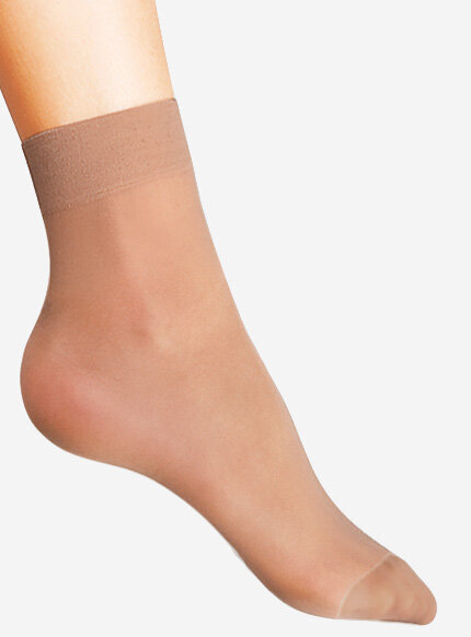 Delikatne skarpetki w cielistym odcieniu na nogach