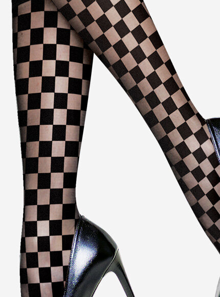 Długie skarpety z geometrycznym wzorem w stylu szachowym