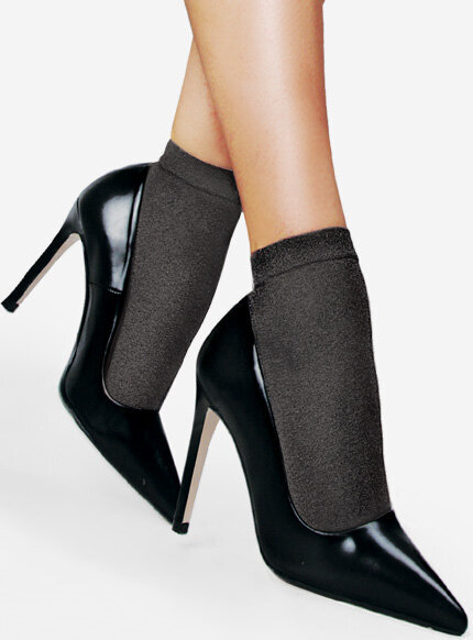 Modny wygląd z czarnymi skarpetkami i szpilkami