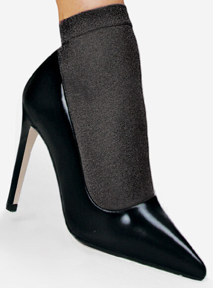 Wysokie obcasy i proste czarne skarpetki