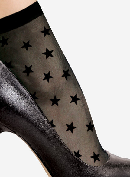 Czarne skarpetki ozdobione wzorem gwiazdek